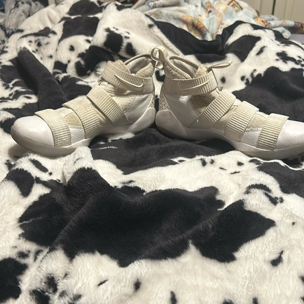 Basketball shoes